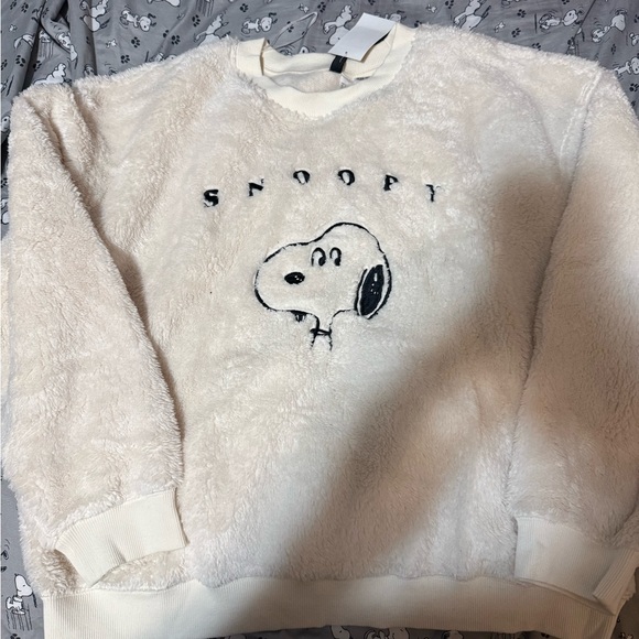Peanuts Sweaters - Peanuts Cream Plush Crewneck Sweatshirt with Snoopy Tag